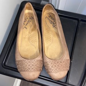 Tan flats